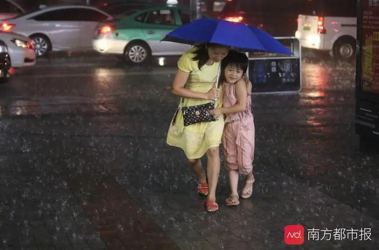 可怕，母女乘电梯暴雨涌入 水深到腿部